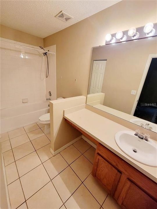 合同活跃: $1,595 (2 贝兹, 2 浴室, 1296 平方英尺)