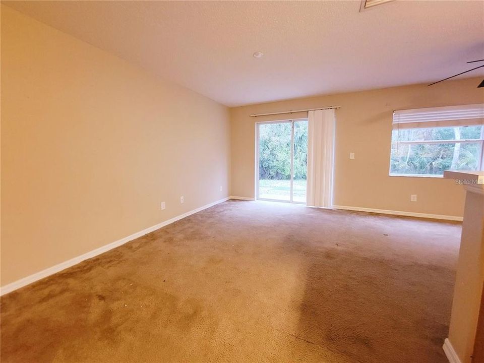 合同活跃: $1,595 (2 贝兹, 2 浴室, 1296 平方英尺)