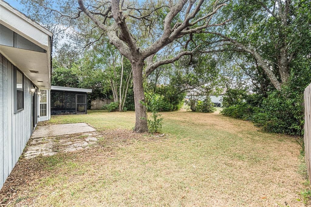 Active With Contract: $225,000 (2 beds, 2 baths, 1348 Square Feet)