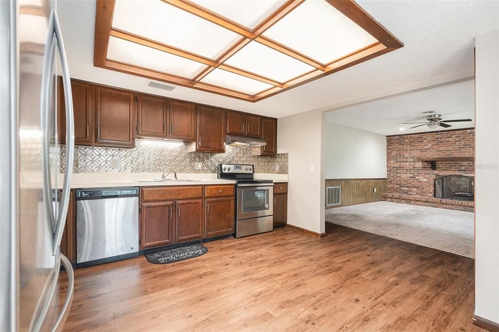 Active With Contract: $225,000 (2 beds, 2 baths, 1348 Square Feet)