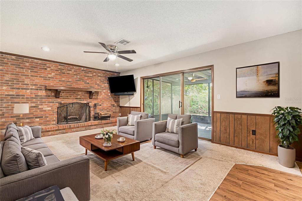 Active With Contract: $225,000 (2 beds, 2 baths, 1348 Square Feet)