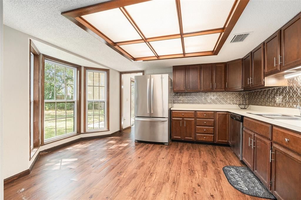 Active With Contract: $225,000 (2 beds, 2 baths, 1348 Square Feet)