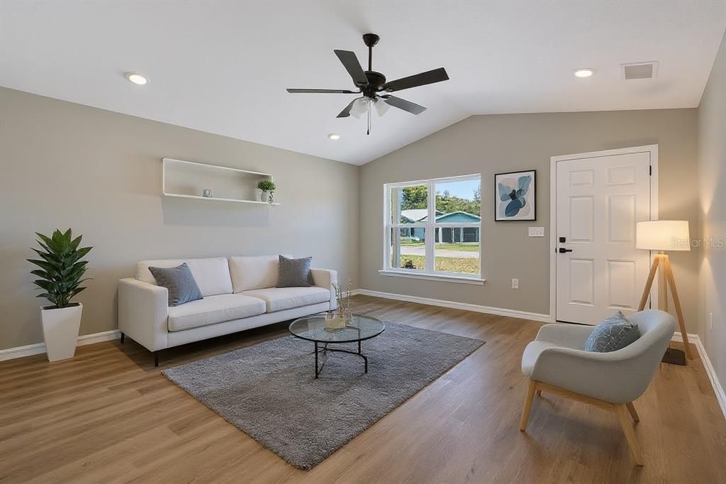 For Sale: $275,000 (3 beds, 2 baths, 1370 Square Feet)