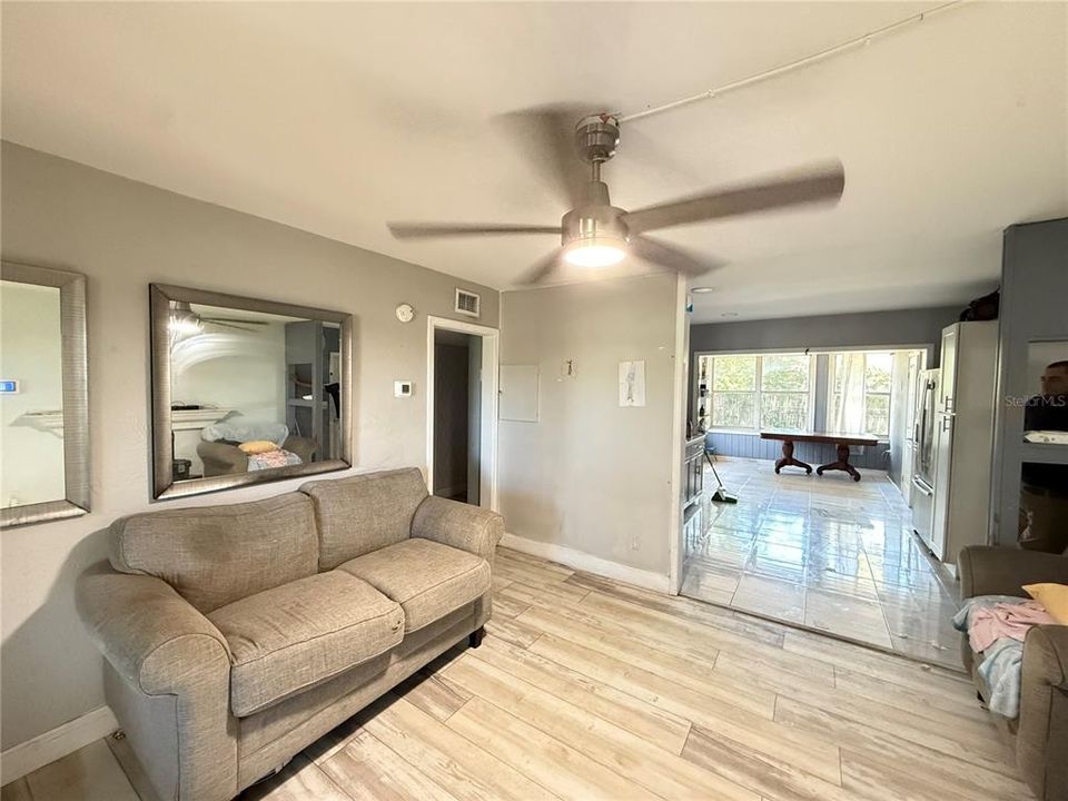 For Sale: $230,000 (3 beds, 1 baths, 1087 Square Feet)