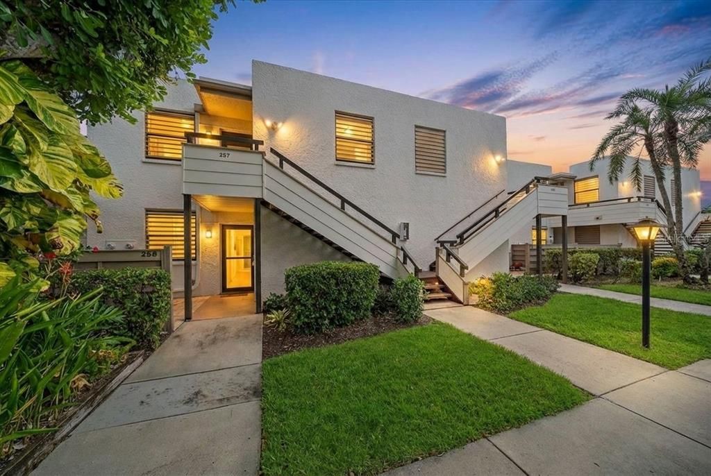 En Venta: $220,000 (2 camas, 2 baños, 940 Pies cuadrados)