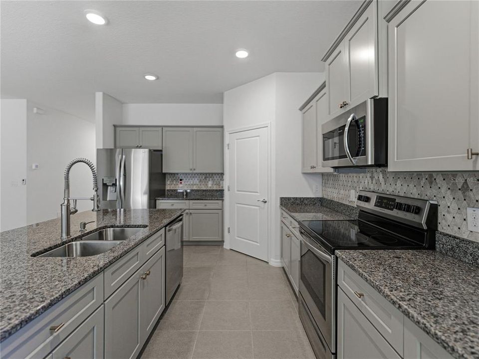 待售: $424,900 (4 贝兹, 2 浴室, 2057 平方英尺)