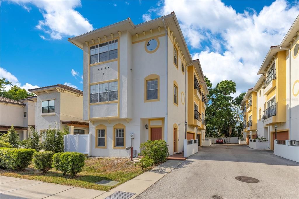 For Sale: $579,900 (3 beds, 3 baths, 2154 Square Feet)