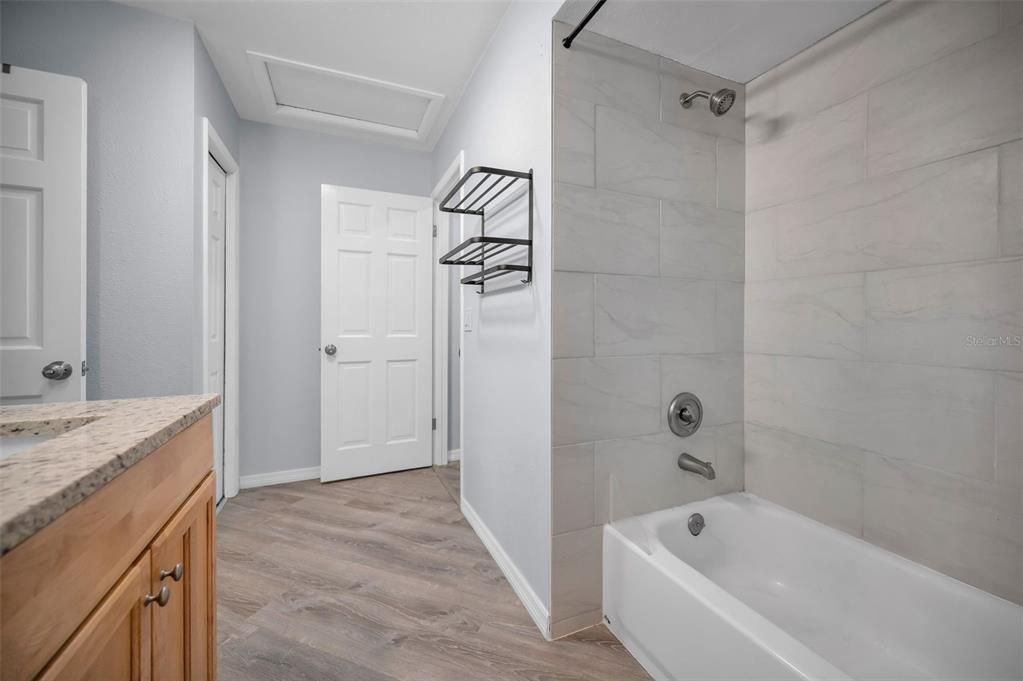 For Sale: $195,000 (2 beds, 1 baths, 900 Square Feet)