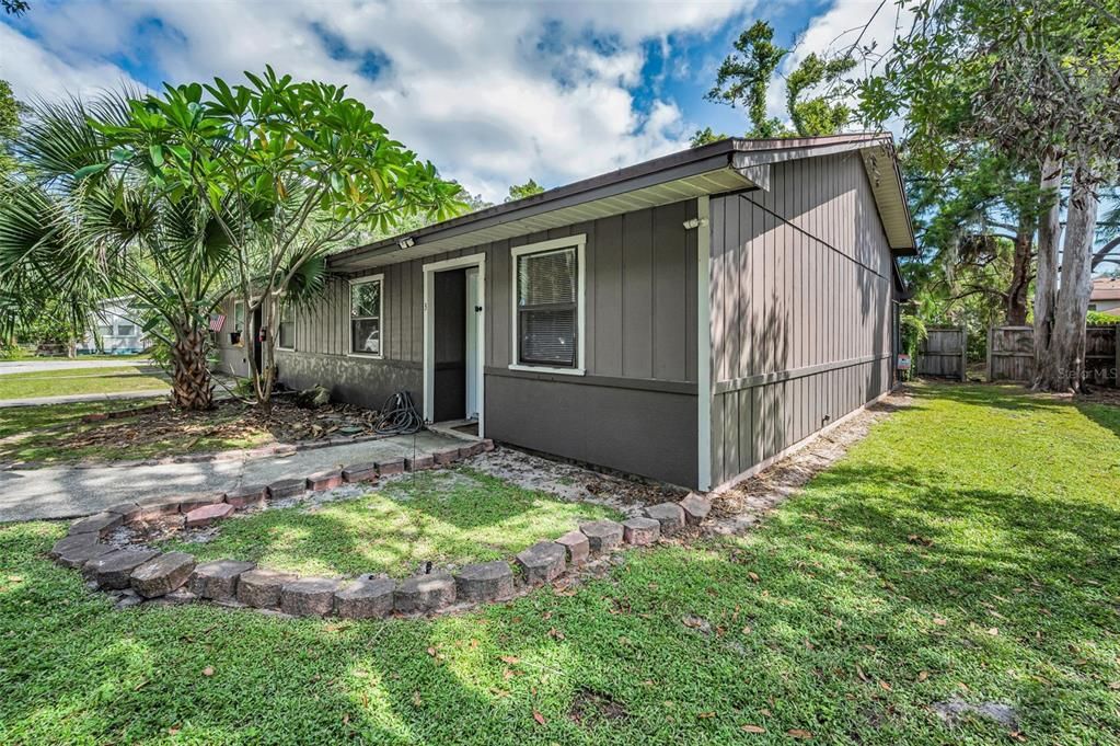 For Sale: $195,000 (2 beds, 1 baths, 900 Square Feet)