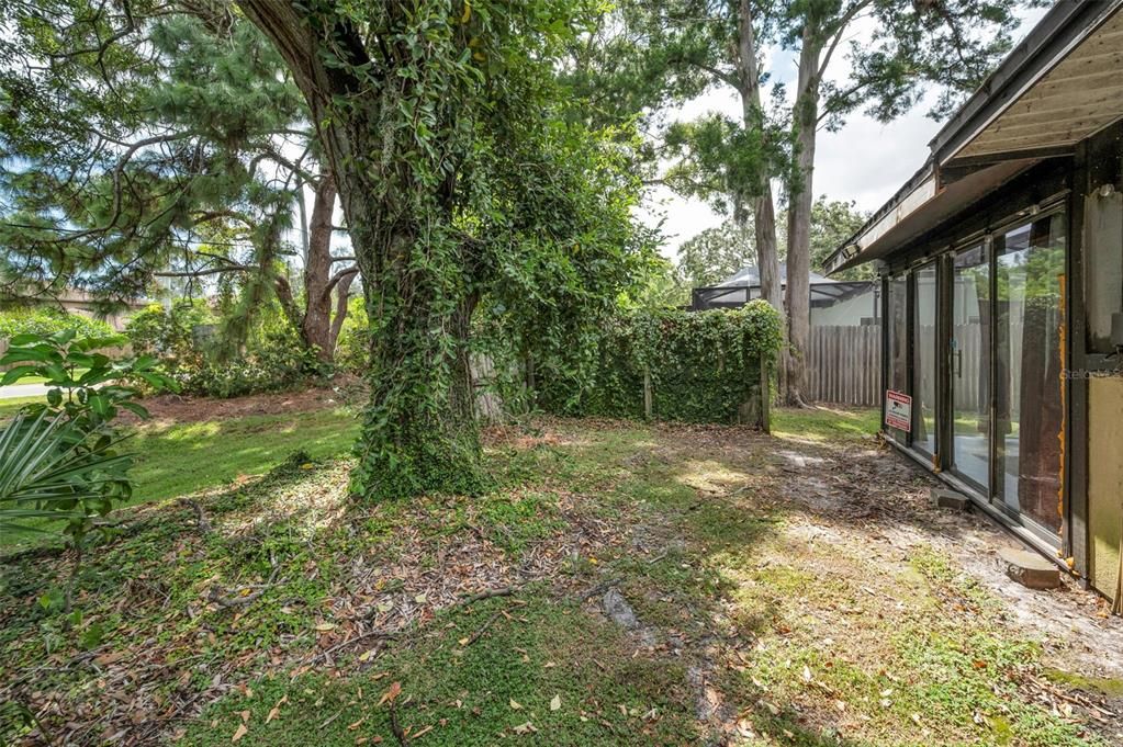 For Sale: $195,000 (2 beds, 1 baths, 900 Square Feet)