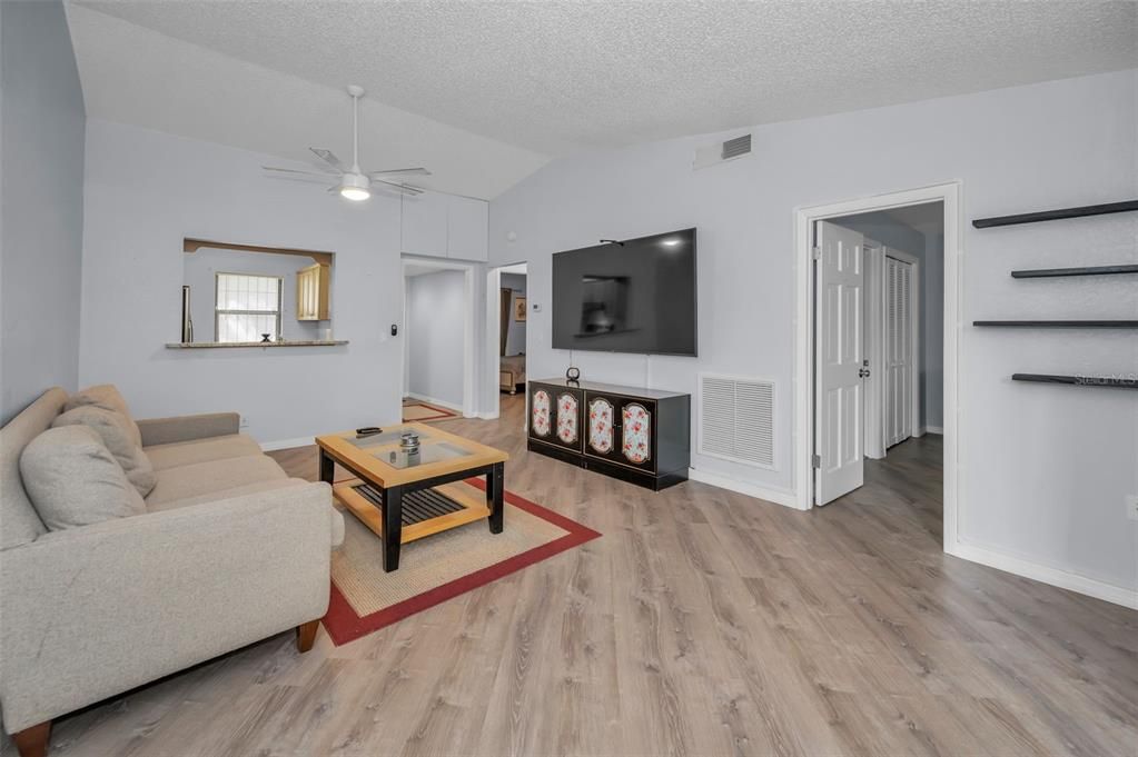 For Sale: $195,000 (2 beds, 1 baths, 900 Square Feet)