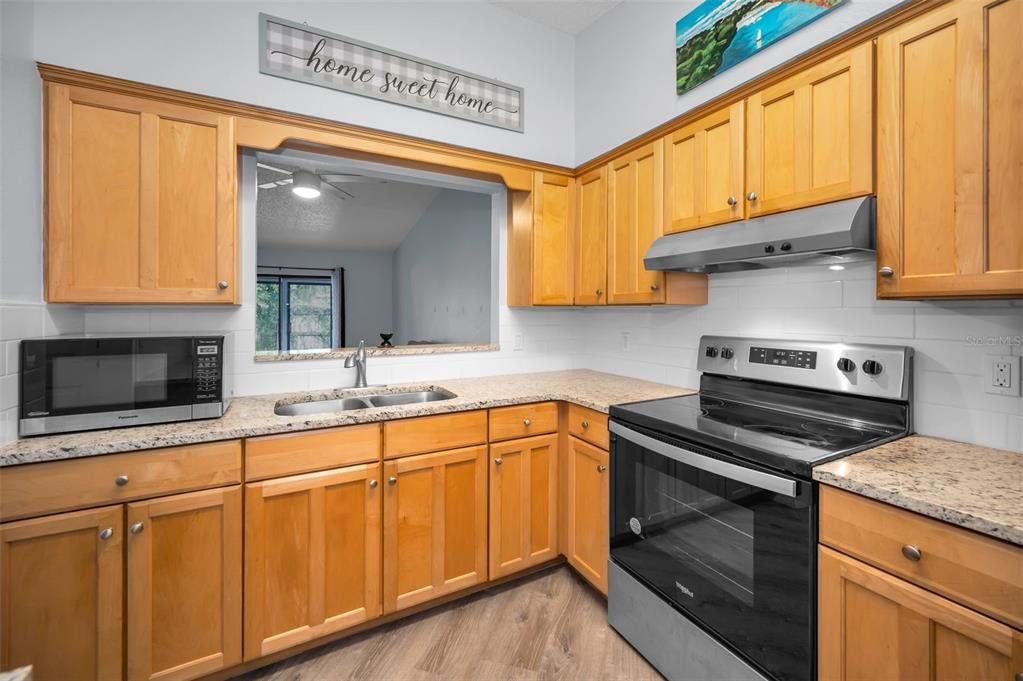 For Sale: $195,000 (2 beds, 1 baths, 900 Square Feet)