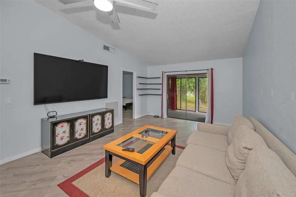 For Sale: $195,000 (2 beds, 1 baths, 900 Square Feet)