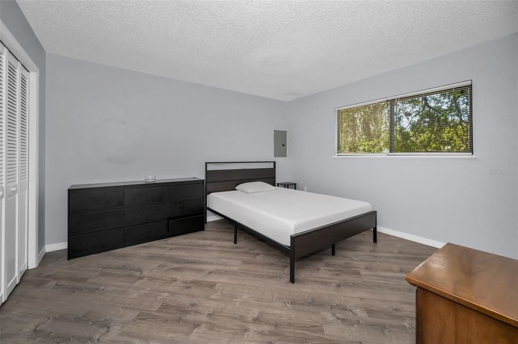 For Sale: $195,000 (2 beds, 1 baths, 900 Square Feet)