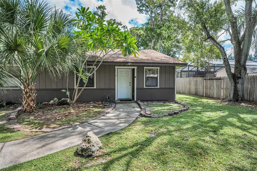 For Sale: $195,000 (2 beds, 1 baths, 900 Square Feet)