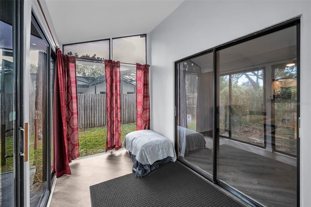 For Sale: $195,000 (2 beds, 1 baths, 900 Square Feet)