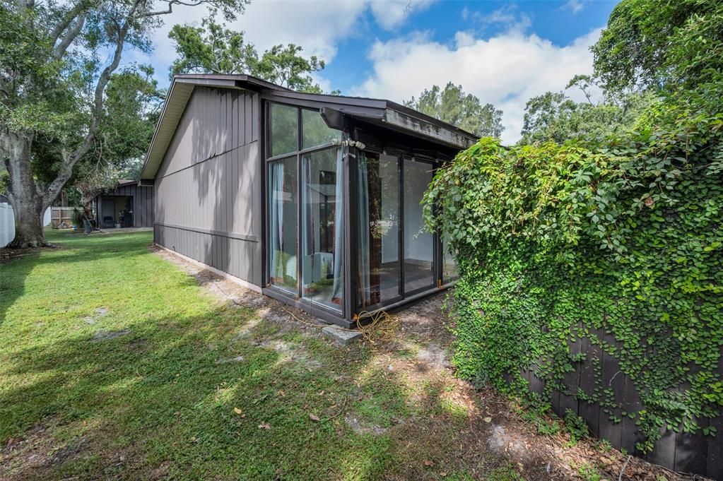 For Sale: $195,000 (2 beds, 1 baths, 900 Square Feet)