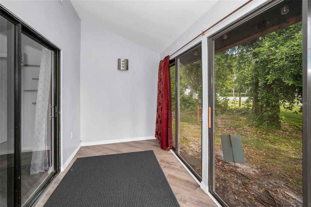 For Sale: $195,000 (2 beds, 1 baths, 900 Square Feet)