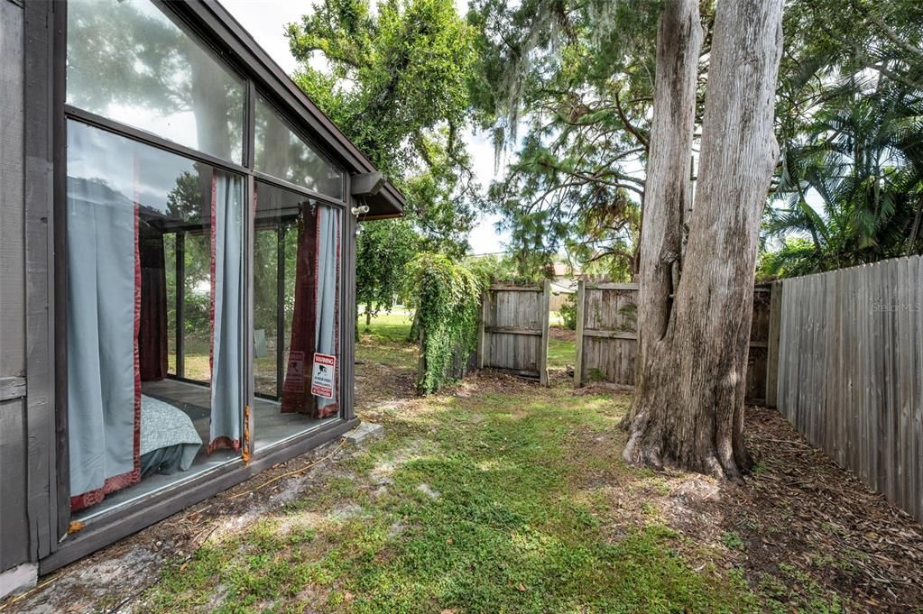 For Sale: $195,000 (2 beds, 1 baths, 900 Square Feet)