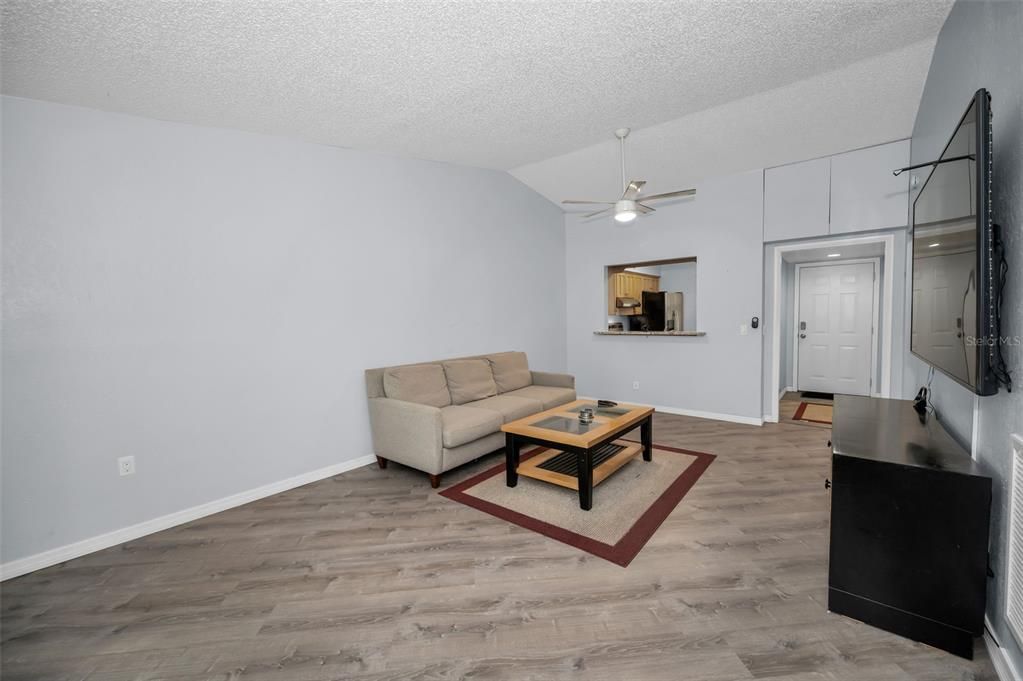 For Sale: $195,000 (2 beds, 1 baths, 900 Square Feet)