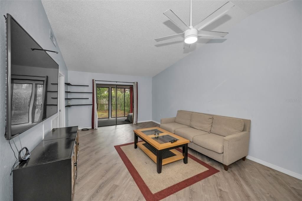 For Sale: $195,000 (2 beds, 1 baths, 900 Square Feet)