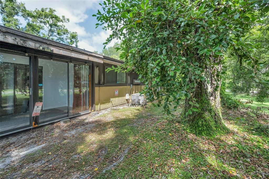 For Sale: $195,000 (2 beds, 1 baths, 900 Square Feet)