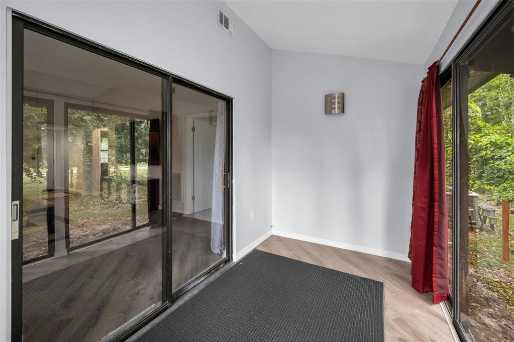 For Sale: $195,000 (2 beds, 1 baths, 900 Square Feet)