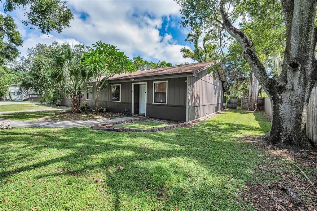 For Sale: $195,000 (2 beds, 1 baths, 900 Square Feet)