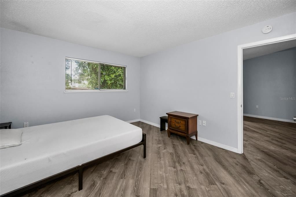 For Sale: $195,000 (2 beds, 1 baths, 900 Square Feet)