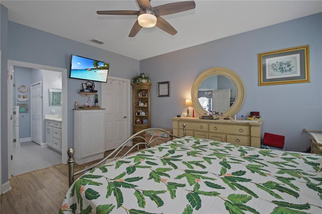 Active With Contract: $340,000 (3 beds, 2 baths, 1386 Square Feet)