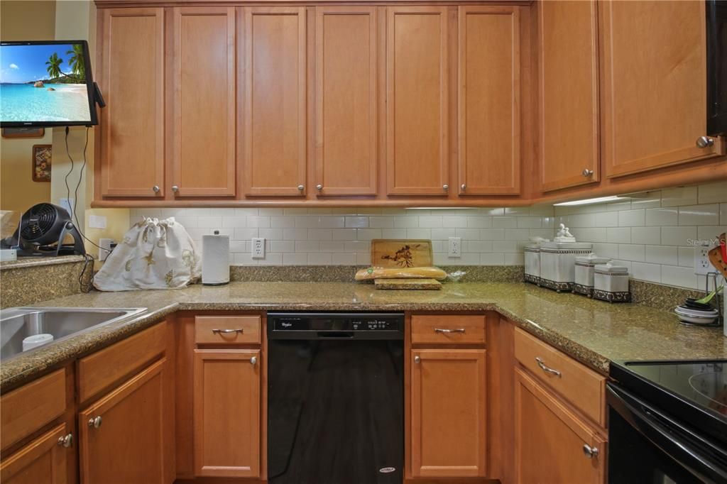 Active With Contract: $340,000 (3 beds, 2 baths, 1386 Square Feet)