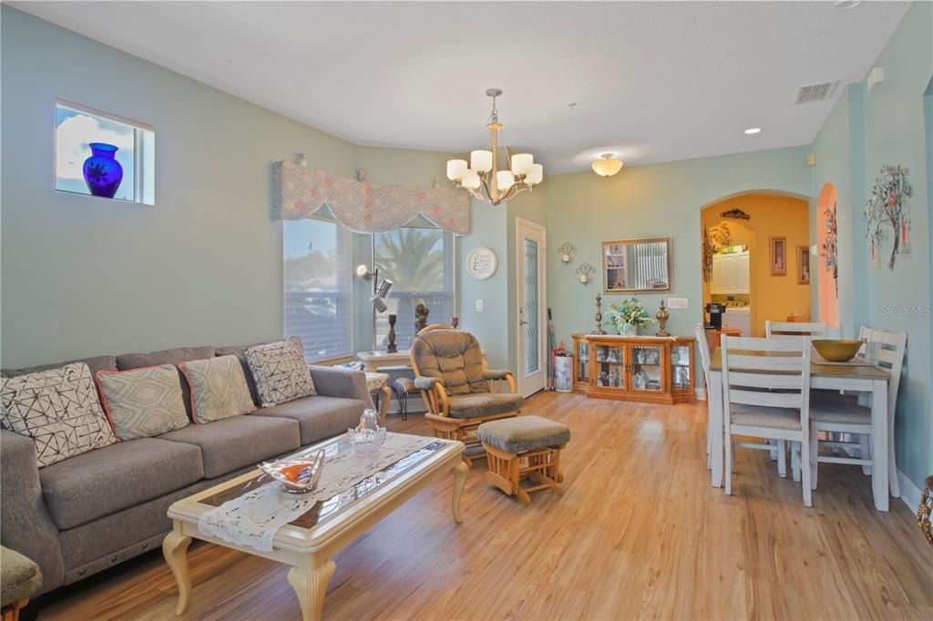 Active With Contract: $340,000 (3 beds, 2 baths, 1386 Square Feet)