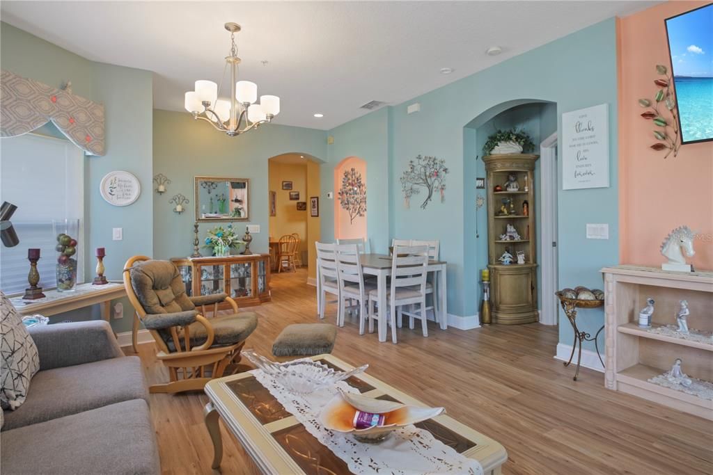 Active With Contract: $340,000 (3 beds, 2 baths, 1386 Square Feet)