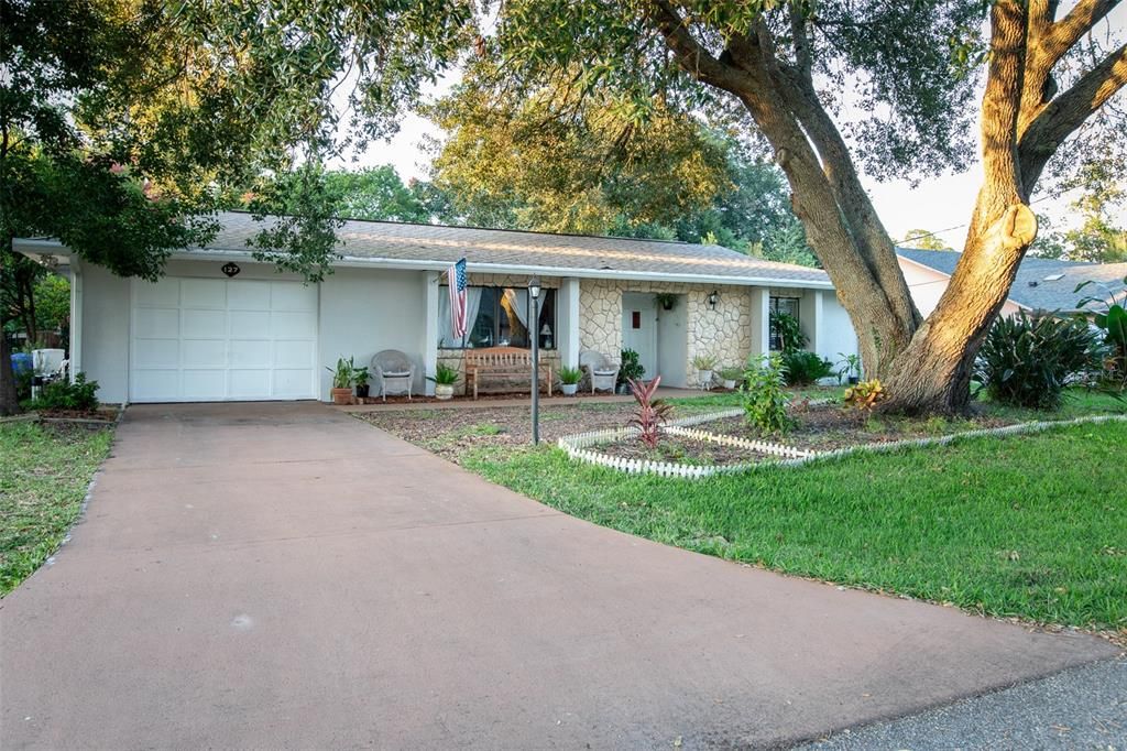 Active With Contract: $275,000 (2 beds, 2 baths, 1575 Square Feet)