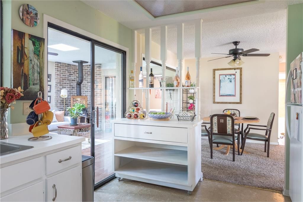 Active With Contract: $275,000 (2 beds, 2 baths, 1575 Square Feet)