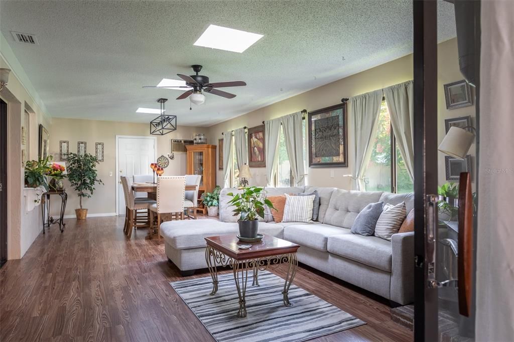 Active With Contract: $275,000 (2 beds, 2 baths, 1575 Square Feet)