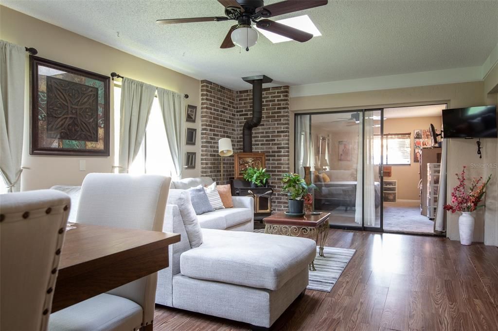 Active With Contract: $275,000 (2 beds, 2 baths, 1575 Square Feet)