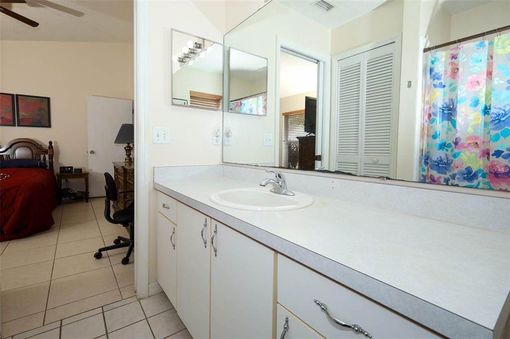 Active With Contract: $275,000 (2 beds, 2 baths, 1195 Square Feet)