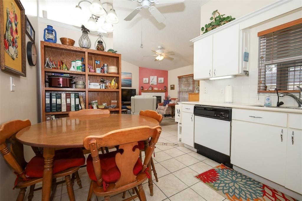 Active With Contract: $275,000 (2 beds, 2 baths, 1195 Square Feet)