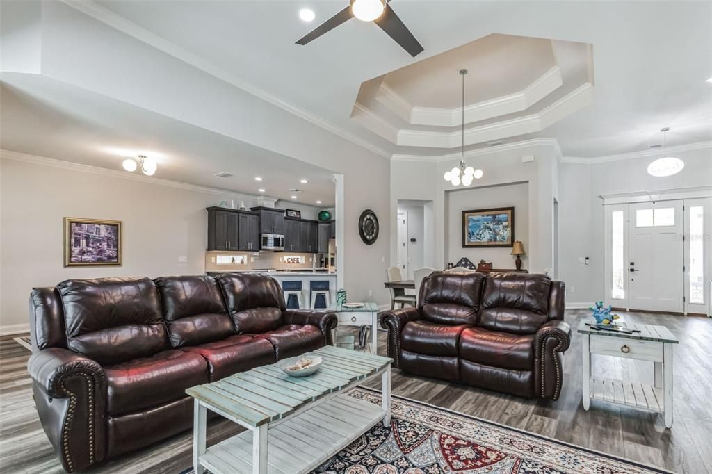 合同活跃: $495,900 (3 贝兹, 2 浴室, 2057 平方英尺)