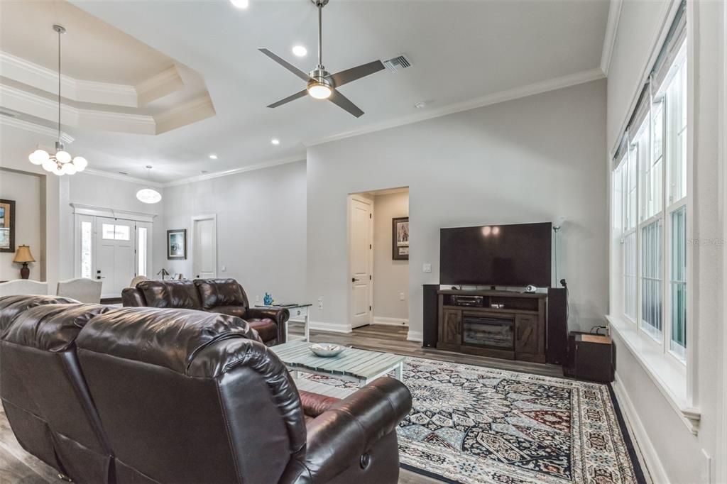 合同活跃: $495,900 (3 贝兹, 2 浴室, 2057 平方英尺)