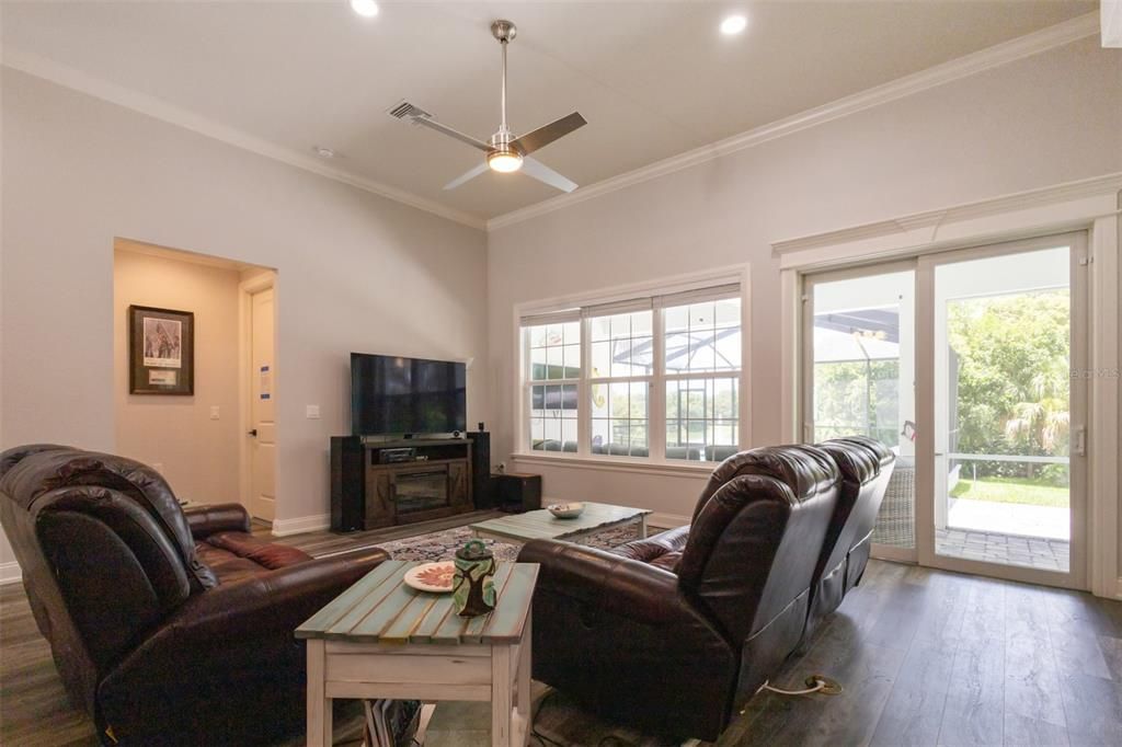 合同活跃: $495,900 (3 贝兹, 2 浴室, 2057 平方英尺)