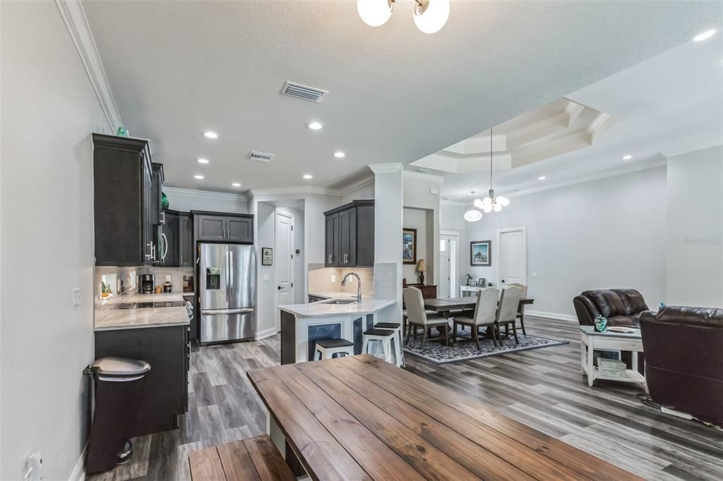 合同活跃: $495,900 (3 贝兹, 2 浴室, 2057 平方英尺)