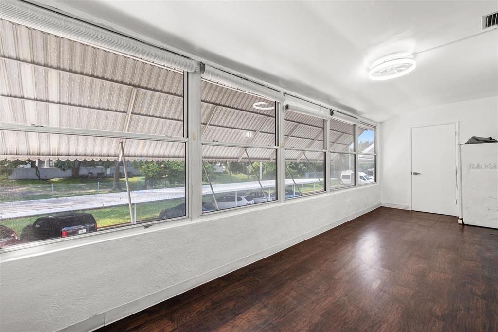 For Sale: $105,000 (2 beds, 1 baths, 815 Square Feet)