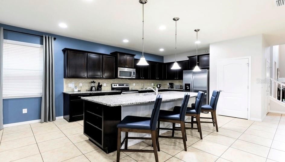 En Venta: $715,000 (8 camas, 6 baños, 4041 Pies cuadrados)