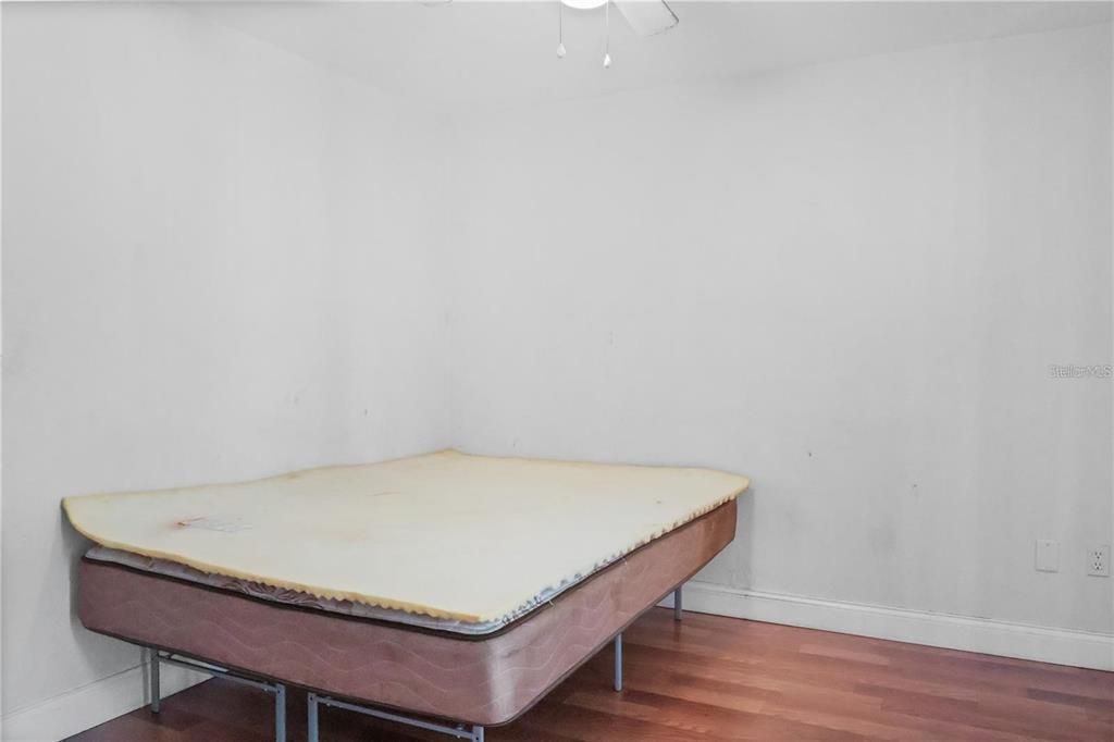 待售: $280,000 (4 贝兹, 0 浴室, 1800 平方英尺)