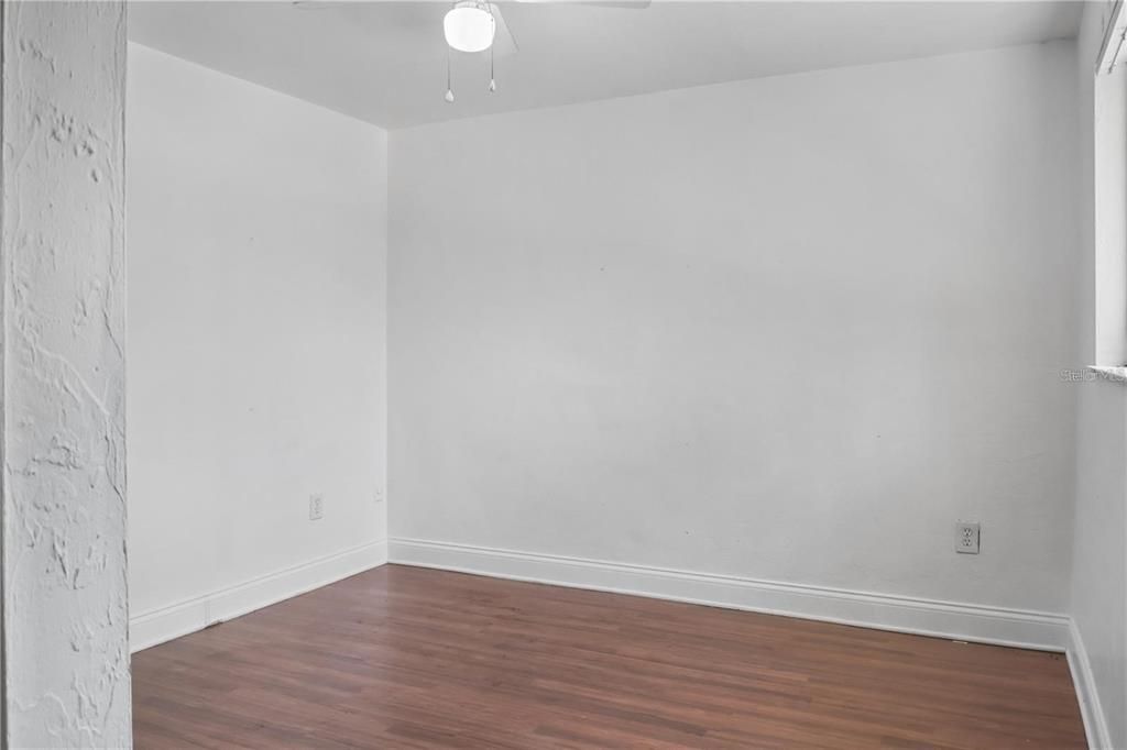 待售: $280,000 (4 贝兹, 0 浴室, 1800 平方英尺)