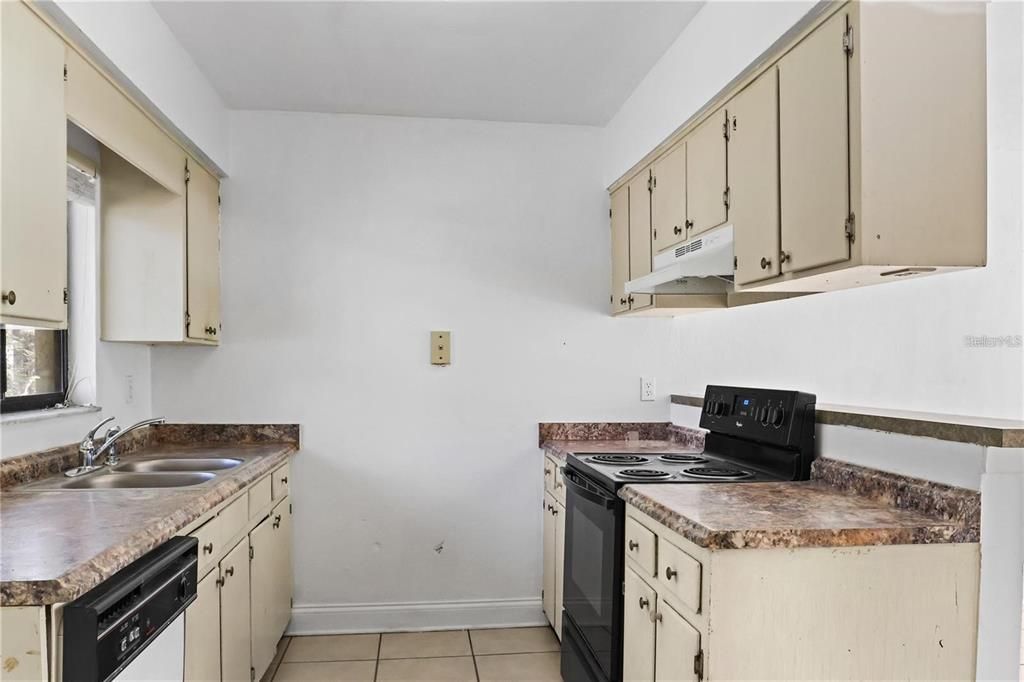 待售: $280,000 (4 贝兹, 0 浴室, 1800 平方英尺)