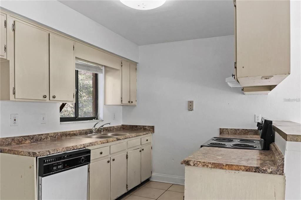 待售: $280,000 (4 贝兹, 0 浴室, 1800 平方英尺)