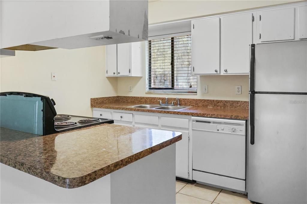 待售: $280,000 (4 贝兹, 0 浴室, 1800 平方英尺)